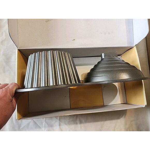 Wilton Giant Cupcake Pan 10 Cup Capacity NO RECIPE INSIDE - Picture 6 of 6